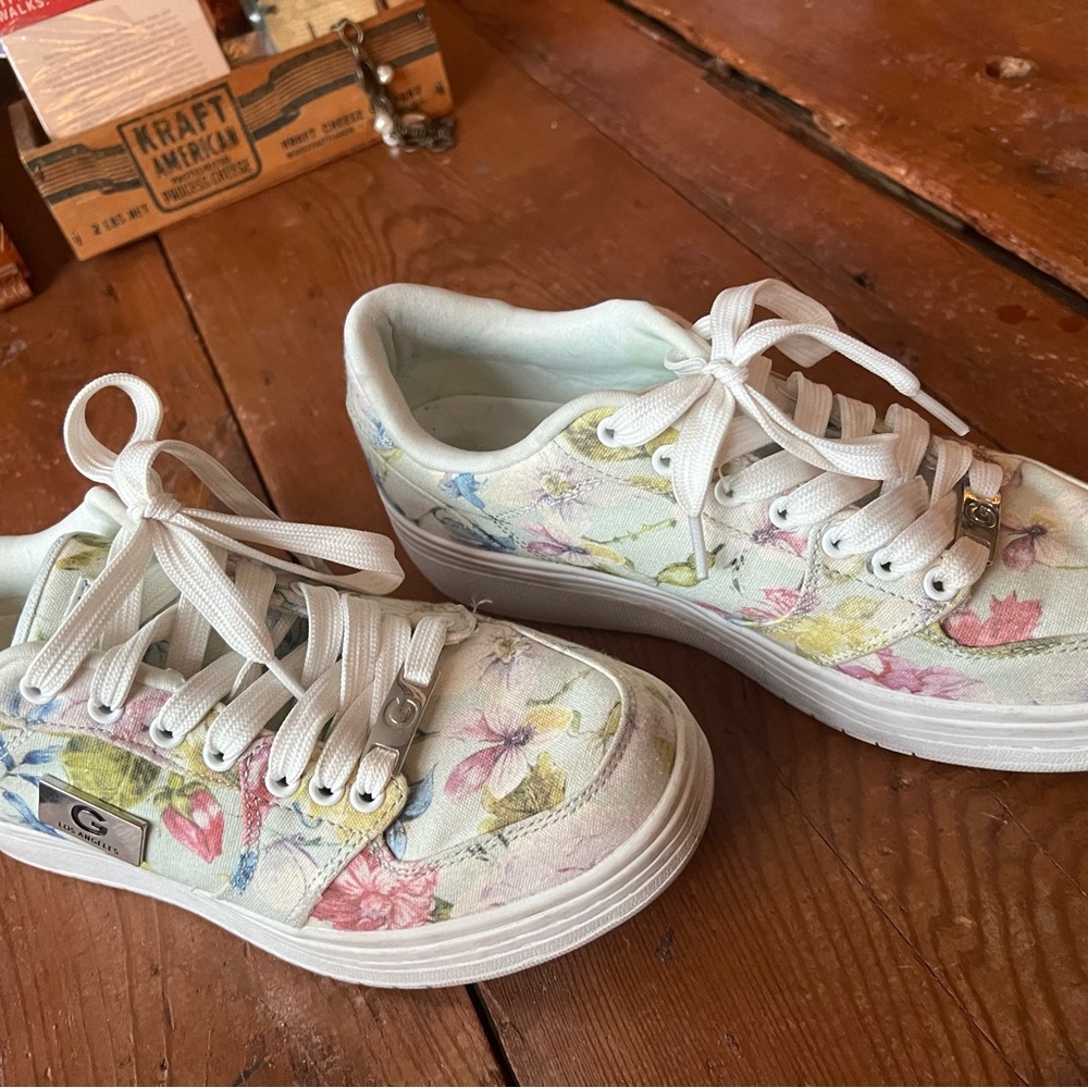 GUESS 7.5 Floral tennis shoes